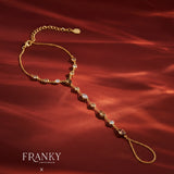De Aurelia Hazel hand chain – gold plated