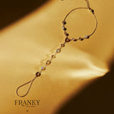 De Aurelia Hazel hand chain – gold plated